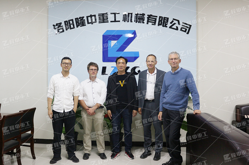 白董事長(zhǎng)與德國客戶合影留念
